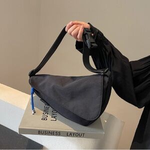 Huskycat triangular baguette bag